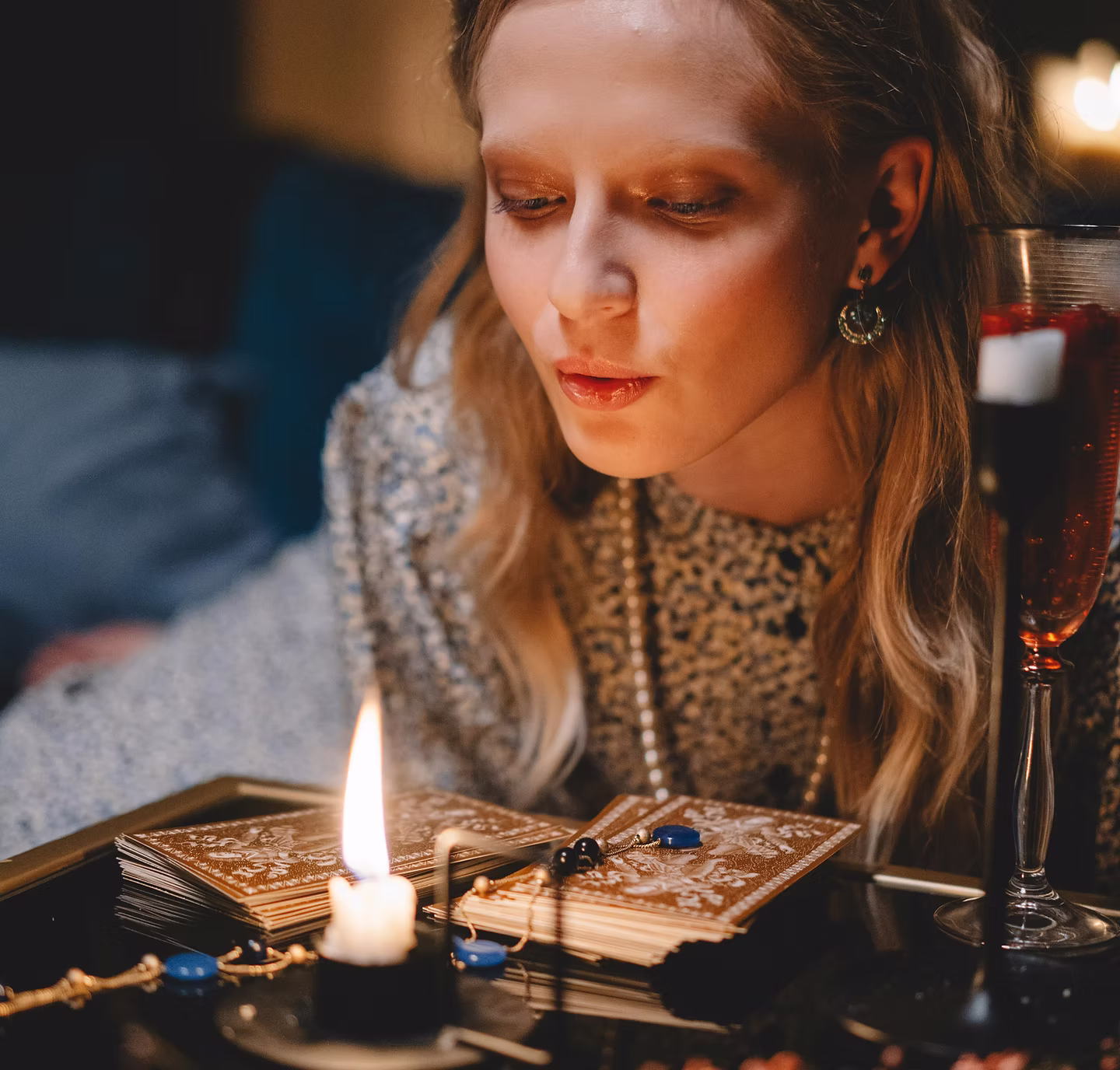 Cartas de Tarot e velas durante uma consulta