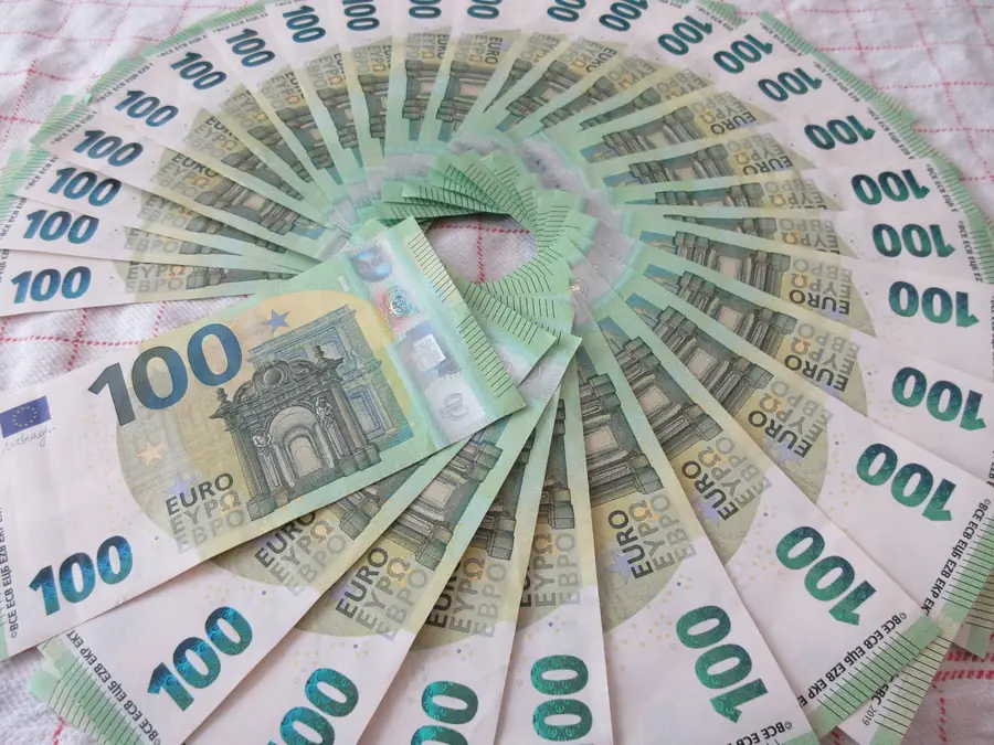 Notas de 100 euros dispostas em leque